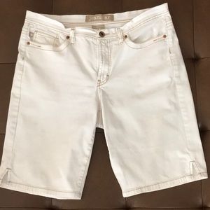 Beautiful White Bermudas 10” Inseam 5 pockets w/nice detail stitching on back